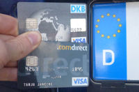 Visa Cards vor deutschem Autokennzeichen