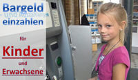 Kind vor dem Automaten der DKB, um Geld einzuzahlen
